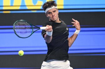 Jakub Mensik stuns Sinner in Doha for biggest win of career | ATP Tour